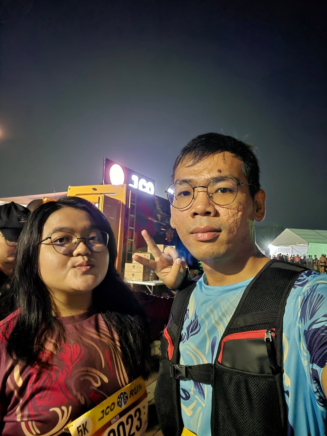 Hasian dan pasangan berfoto sebelum lari pagi